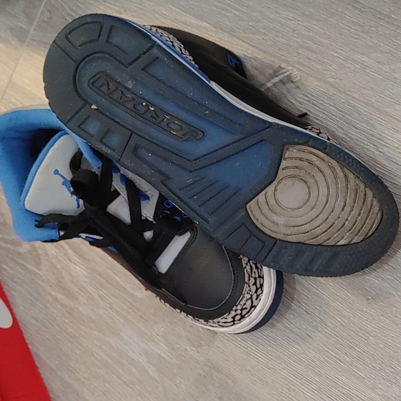 Jordan's l Size 5Y l cement jordan 3  l blue black  l air jordan l youth - Picture 4 of 5